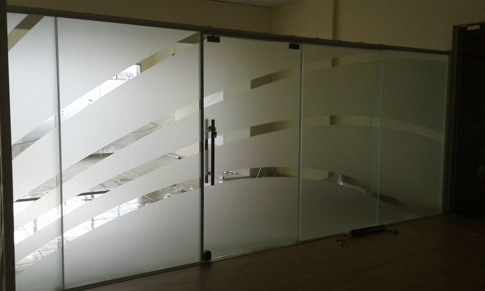 Decal dán kính cường lực
